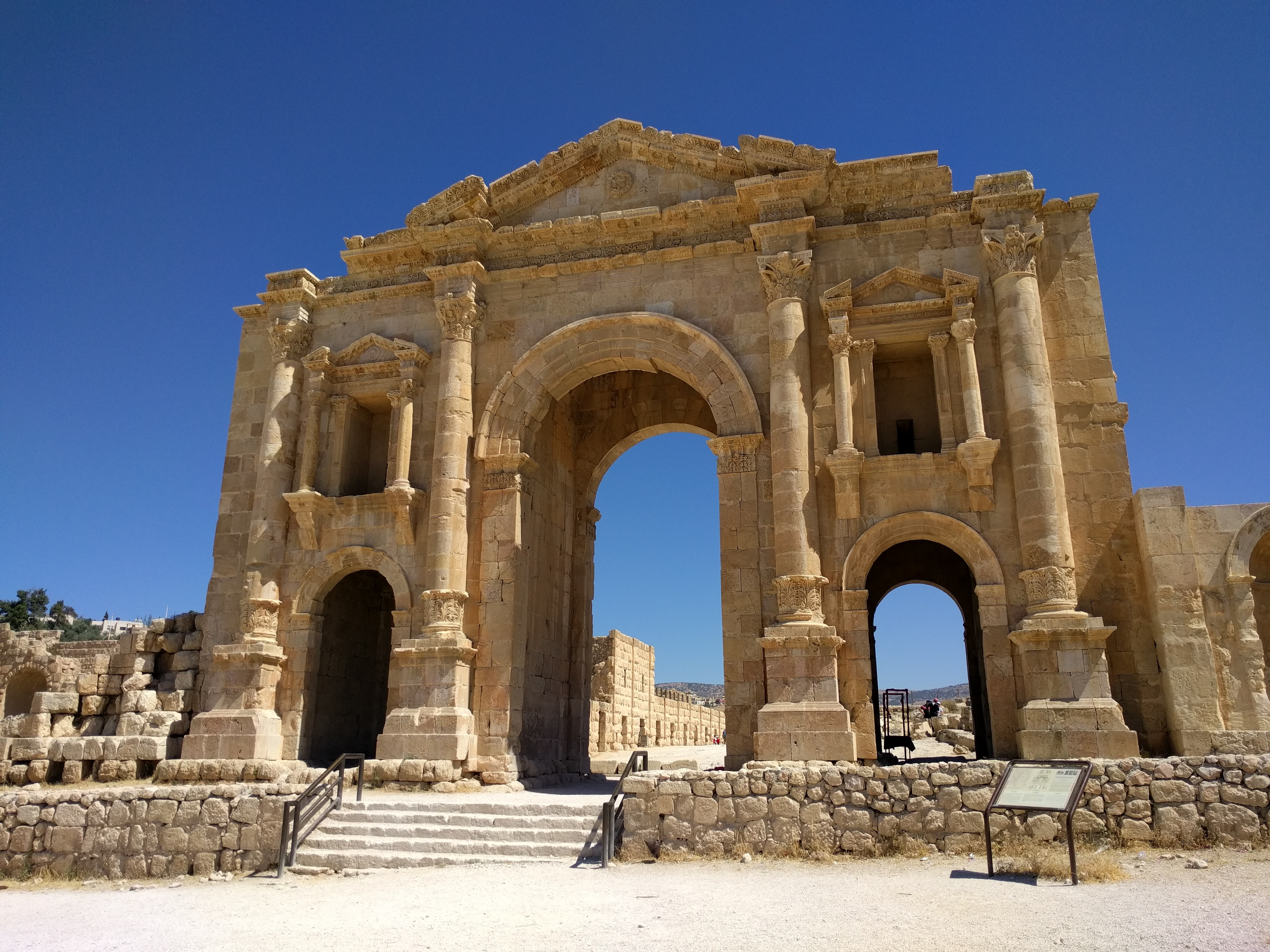 /alanorth/picturingjordan.com/media/commit/24808e89fbae8bbc54d677759e544fb7c31d4e03/content/posts/emperor-hadrians-arch-jerash/2017-06-06_101711.jpg
