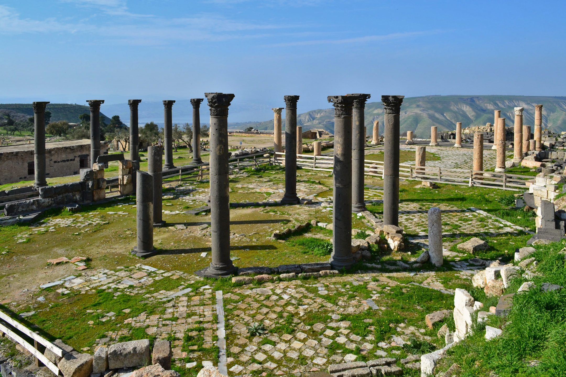 /alanorth/picturingjordan.com/media/commit/f2de5896b475f689b840d0f89960cc72be27c17d/public/2020/02/gadara-martyrium.jpg